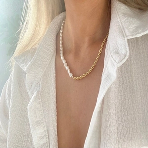 Halskette mit Barockperlen und goldener Kordelkette für Damen auf weißem Hemd