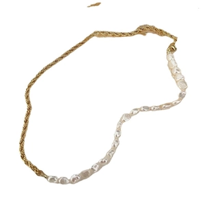 Goldene Kordelkette mit barocken Süßwasserperlen in einem stilvoll gespleißten Design