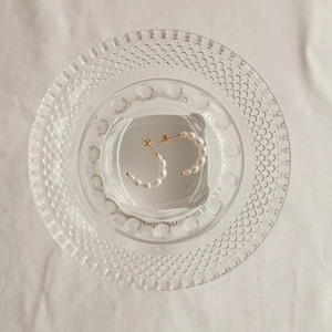 Detailansicht der eleganten C-Form Ohrringe mit weißen Perlen und 14K Goldbeschichtung