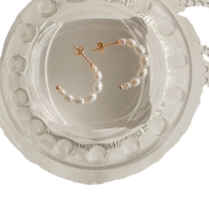 Elegante C-förmige Süßwasserperlenohrringe mit 14K Vergoldung für Damen im Trend