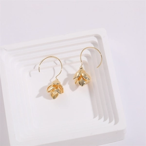 Orecchini a fiore multistrato placcati in oro 14K su espositore minimalista