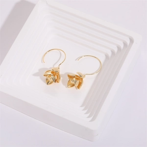 Eleganti orecchini a fiore placcati oro 14K con petali a strati e ganci curvi raffinati