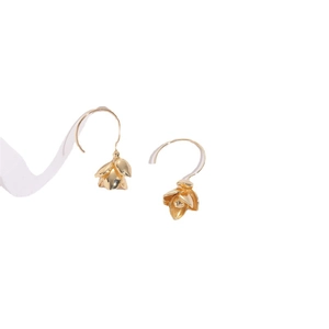 Orecchini a fiore dorati con petali in metallo a strati e ganci in rame da 14K
