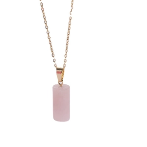 Collier ras du cou avec pendentif cylindrique en pierre rose naturelle et chaîne dorée