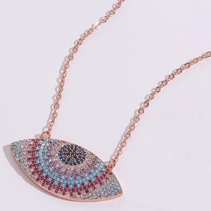 Détail macro du collier Mauvais Œil en or rose avec zircons cubiques multicolores