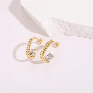 Boucles d'oreilles créoles C dorées texturées avec zircon rectangulaire style rétro