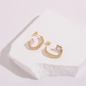 Boucles d'oreilles C dorées texturées avec pierre en zircon dans un style luxe vintage