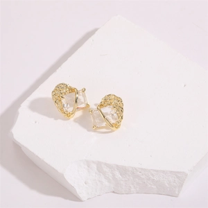 Boucles d'oreilles minimalistes dorées avec zircon et monture en métal effet lave