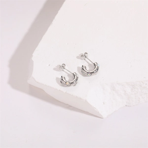 Boucles d'oreilles argentées en forme de C avec opale incrustée et zircons brillants