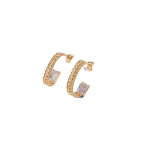 Boucles d'oreilles en C dorées avec texture tressée et incrustation de zircon