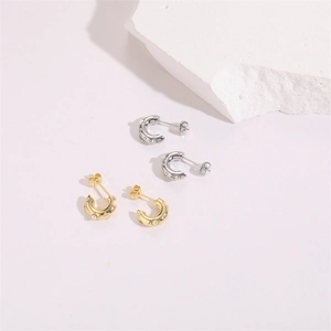 Boucles d'oreilles créoles en C avec opale et zircon en or et argent avec gravures