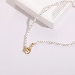 Collier de perles artificielles avec pendentif cœur doré et pierres de zircone brillantes