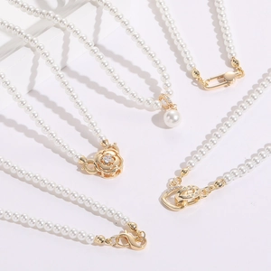 Collier Femme Elégant en Cuivre Plaqué Or 14K avec Künstliche Perles de Verre Pendentif Rose Cœur Zirconia Choker Perlé Bijoux de Fête