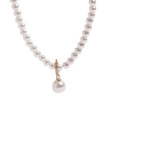 Collier de perles élégant avec un grand pendentif et monture dorée ornée de zircons