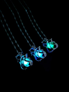 Nahaufnahme von leuchtenden eisblauen und smaragdgrünen Perlen in Metallhalsketten