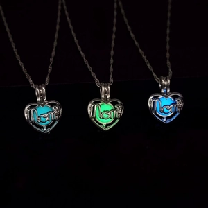 Luminous Heart Mom Pendant Necklace Silver Tone Alloy Fluorescent Stone Glow In The Dark Jewelry For Mother's Day Gift Women