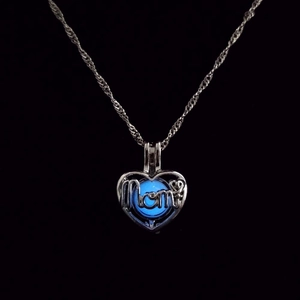 Luminous heart-shaped necklace with silver Mom engraving and blue glowing bead charm
