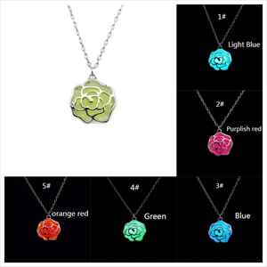Leuchtende Rosen Anhänger Halskette Leuchtet Im Dunkeln Legierung Emaille Hohl Blume Schmuck Für Damen Valentinstag Geschenk