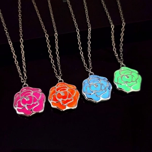 Leuchtende Rosenhalsketten in Rosa, Orange, Blau und Grün mit silbernen Ketten