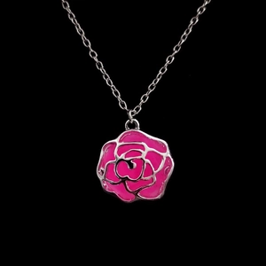 Detailansicht der rosa Emaille-Rose mit silbernen Umrissen an der feinen Kette