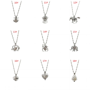 Detail van negen holle kooihangers met diverse diermotieven en zilverkleurige kettingen
