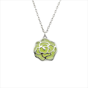 Leuchtende Rosen-Halskette mit silbernem Hohldesign und glühendem grünem Stein-Anhänger
