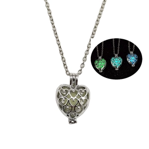 Collier Pendentif Cœur Creux Lumineux Vintage Alliage Électroplaqué Collier Glow In The Dark pour Hommes Femmes Cadeau Fête Halloween