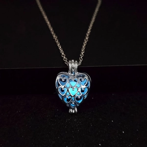 Collier cœur ajouré avec pierre lumineuse bleue et chaîne argentée élégante