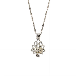 Detail van de zilveren lotus kooihanger ketting met een witte ronde parel in het midden