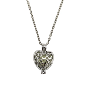 Collier avec pendentif cœur creux lumineux et chaîne à maillons argentés chic