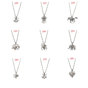 Collectie kettingen met holle dierenhangers en oesterparels in zilveren afwerking