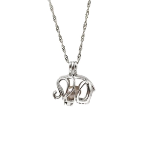 Zilveren ketting met holle olifant hanger en paarse parel op een witte achtergrond