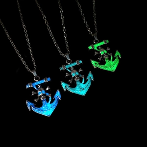 Collier ancre Viking lumineux avec pendentif crâne phosphorescent bleu et vert pour homme