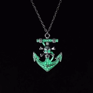 Détail du pendentif ancre phosphorescent avec crâne sur collier punk et gothique