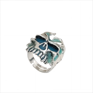 Detailansicht eines Gothic-Totenkopfrings mit blauer Emaille und verstellbarem Band