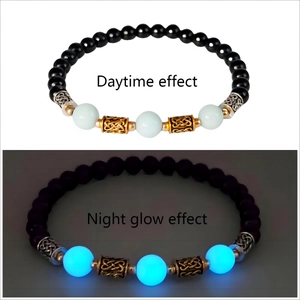 Vue contrastée du bracelet de perles lumineuses montrant l'effet de lueur nocturne bleue