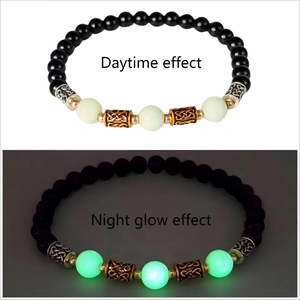 Perles lumineuses vertes la nuit vs perles d'obsidienne le jour avec ornements
