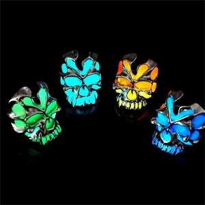 Detail der Vintage-Totenkopfringe mit lebendigen fluoreszierenden Leuchteffekten