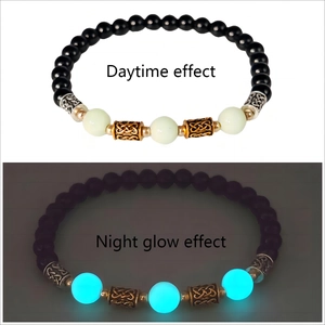 Bracelet perlé lumineux montrant l'aspect de jour et l'effet brillant bleu nocturne