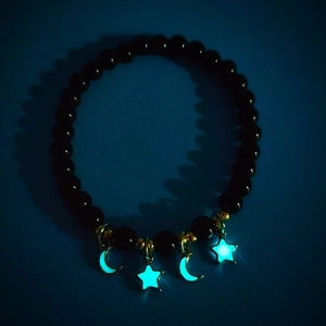 Leuchtendes Perlenarmband mit schwarzen Perlen sowie Mond- und Sternanhängern