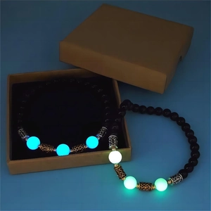 Perles lumineuses et breloques à motifs celtiques sur bracelets en pierres noires mates