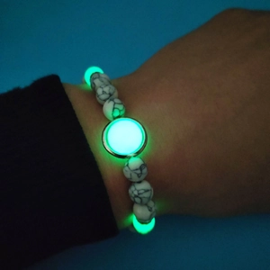Leuchtendes Türkis-Perlenarmband mit Marmortextur-Perlen, die im Dunkeln glänzen