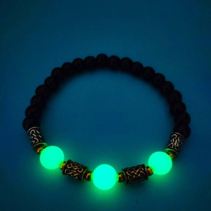 Perles lumineuses avec charmes celtiques en argent sur bracelet en perles d'obsidienne