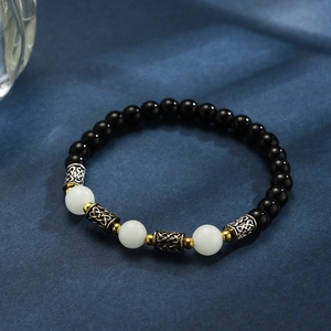 Bracelet rétro en obsidienne lumineuse avec accents dorés et argentés antiques
