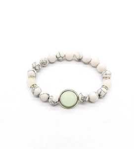 Leuchtendes Türkis-Perlenarmband mit Silberakzenten und glühendem Ornament in der Mitte