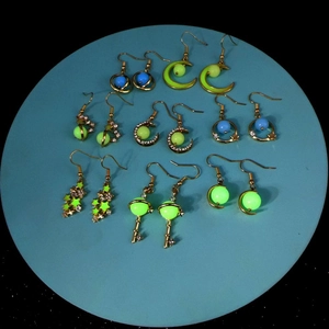 Leuchtende Stern Mond Planet Schlüssel Legierung Strass Haken Ohrringe Im Dunkeln Leuchten Vergoldeter Schmuck Für Damen