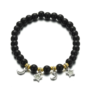 Minimalistisches schwarzes Onyx-Perlenarmband mit leuchtenden Stern- und Mondanhängern