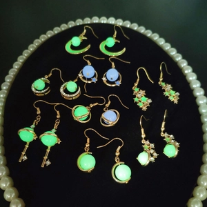 Leuchtendes Angelhaken-Ohrring-Set mit leuchtenden himmlischen Sternen und Mond