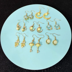 Set aus 8 leuchtenden Stern- und Mondohrringen aus Goldlegierung mit Glühperlen