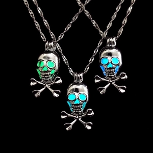 Lichtgevende schedel ketting met groen en blauw gloeiende details in het donker
